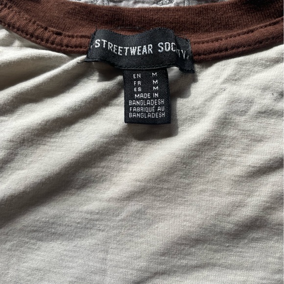 Beautiful beige blouse with a butterfly and a brown color that combines well. - Picture 2 of 3